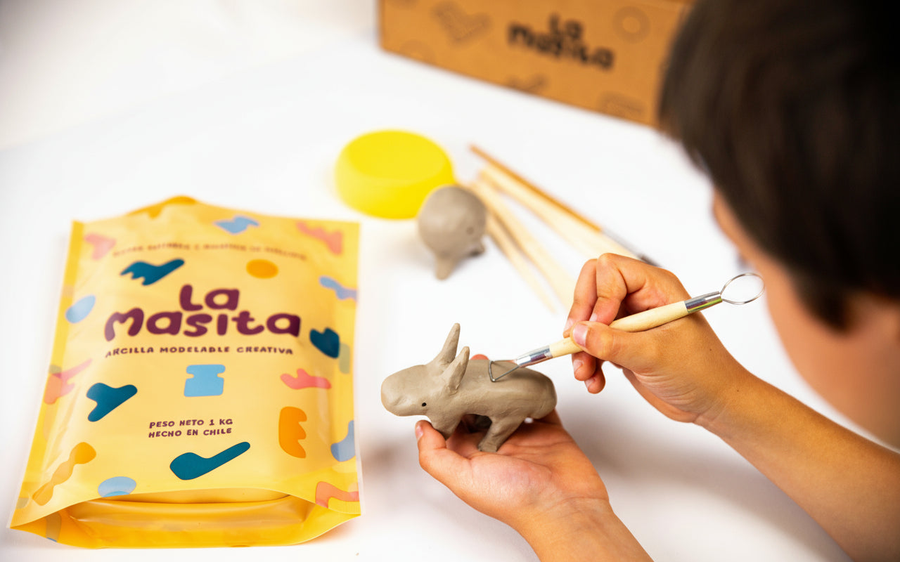 Niño modelando arcilla La Masita - Kit Inicia en uso