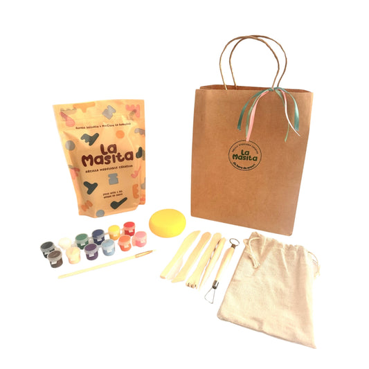Niño concentrado modelando arcilla La Masita Kit Inicia para mindfulness infantil